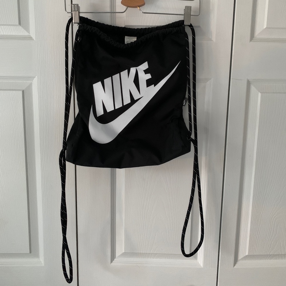 Nike Heritage Drawstring Bag (13L)
